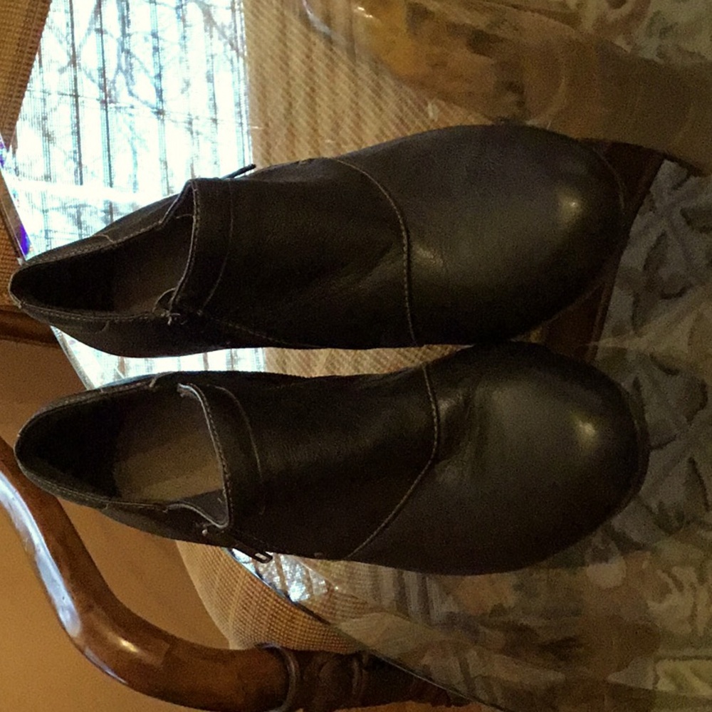 Womens. 9M. Leather boot.
